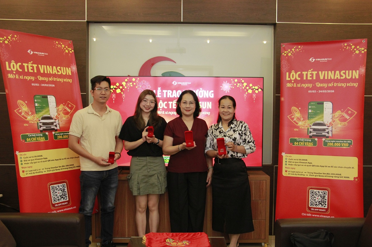 Vinasun trao 4 chỉ vàng 9999 cho khách hàng trúng thưởng chương trình Lộc Tết Vinasun