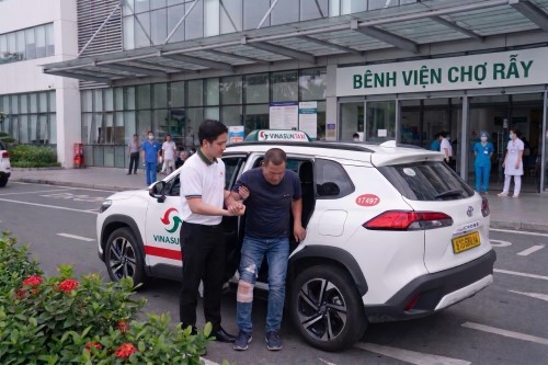 KHI MỘT BÁC TÀI VINASUN DỪNG CHUYẾN XE ĐỂ CỨU NGƯỜI