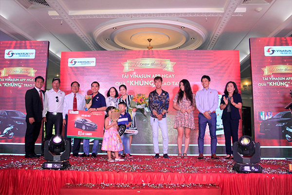 Customers Win Camry Over 1 Billion Dong From Download Program Vinasun App Right - Great Gifts For Hands