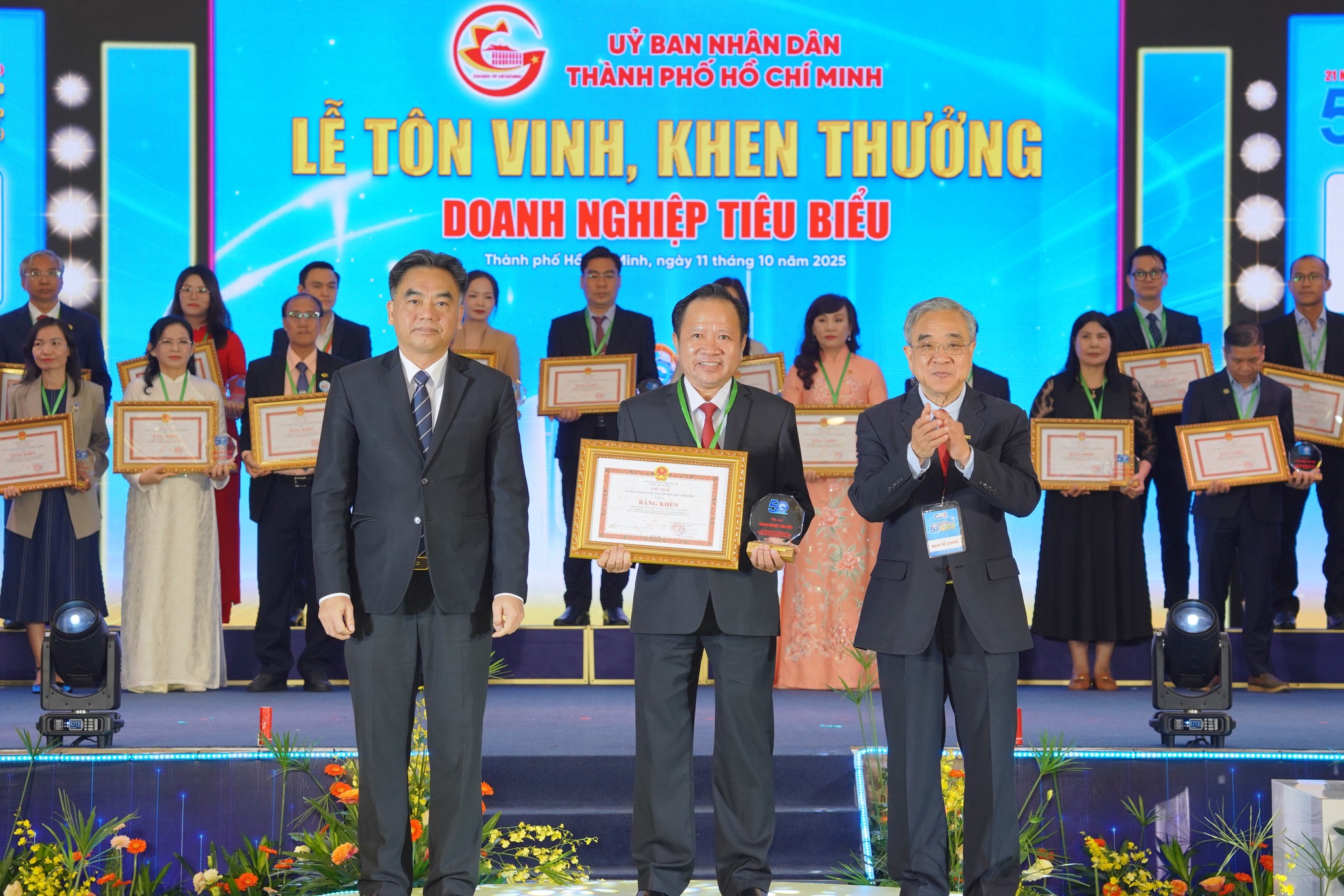 /vinasun-taxi-doanh-nghiep-tieu-bieu-tphcm-2025