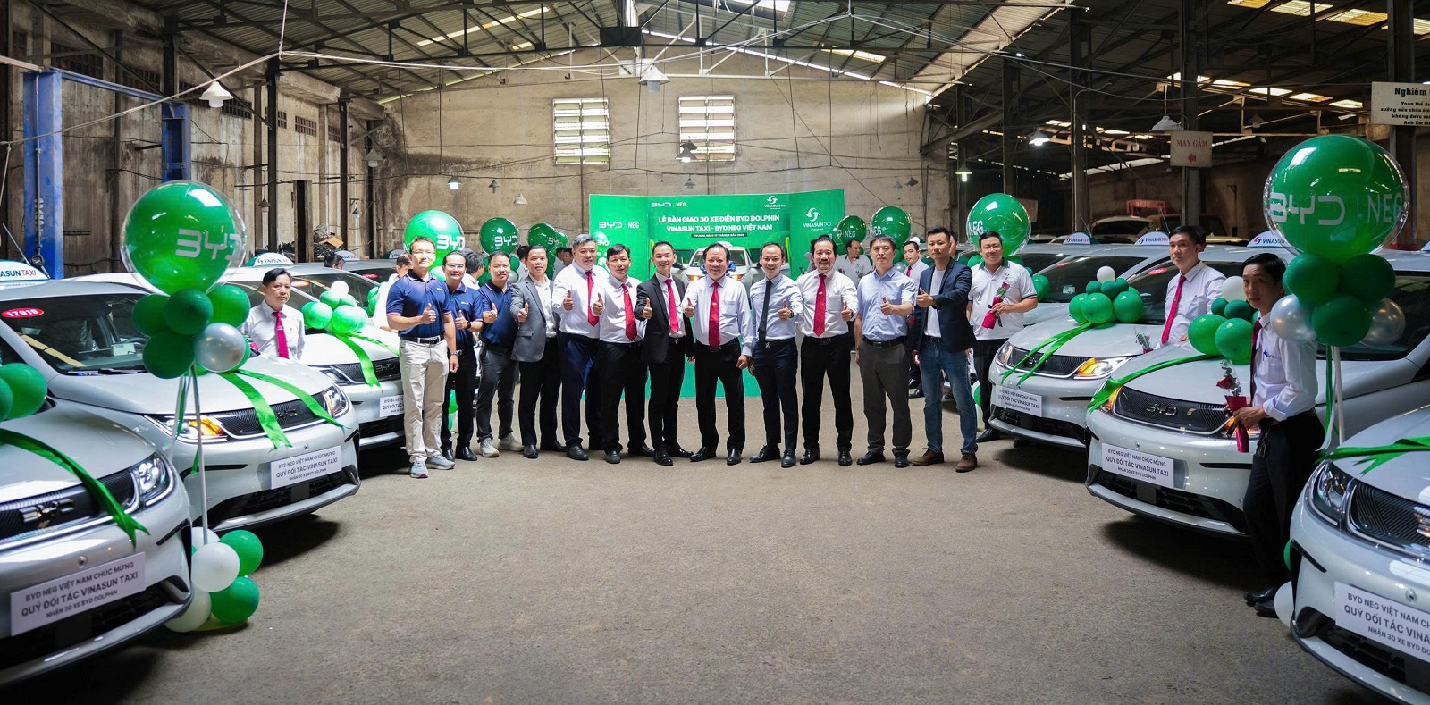 vinasun-taxi-dau-tu-xe-dien-byd-dolphin-1